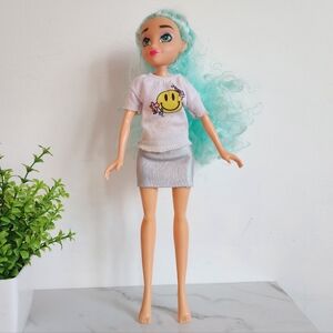 🌟 Hairmazing Fashion Doll Aqua Curly Hair Smiley Tee Silver Skirt